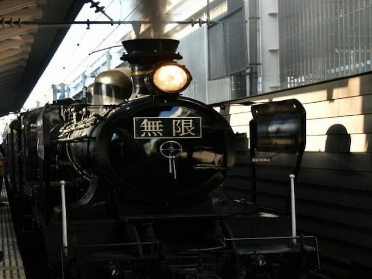帥度爆表！《鬼滅之刃：無限列車篇》蒸汽火車實體化，日本網友「現場擠爆」朝聖！