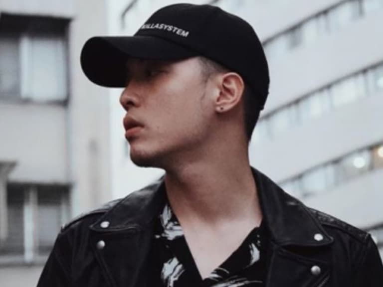 別問很可怕!「R&B 神曲製造機」J.Sheon 三大秋冬帽款穿搭你跟上了嗎?歌迷:「有街巷就給讚!」