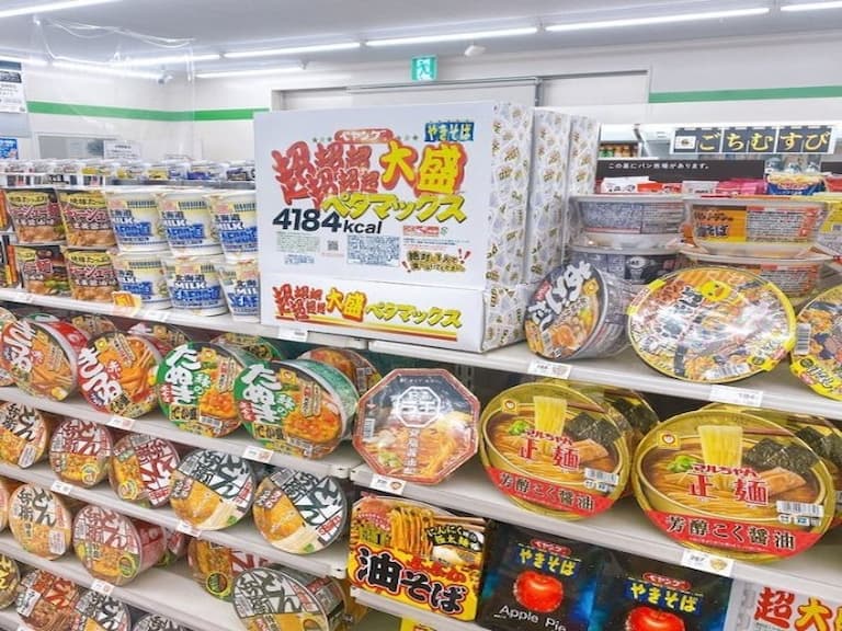 男生一個人也嗑不完!日本國民炒麵推出「史上最巨泡麵」,網友崩潰:裝完一碗公還剩超多!