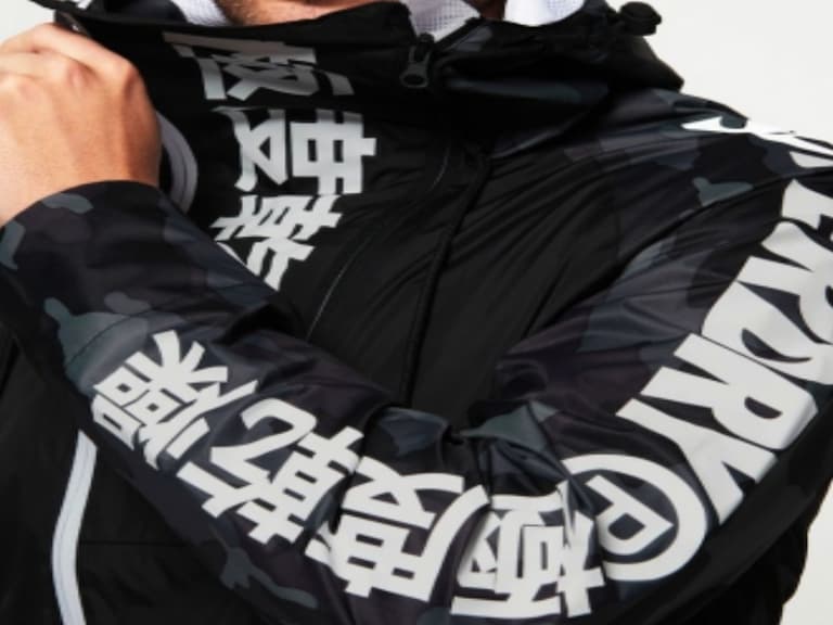 滿街撞!極度乾燥、KAWS 聯名 Tee 等 10 款常見「國民服」你都有?網友:「最後一款必備!」