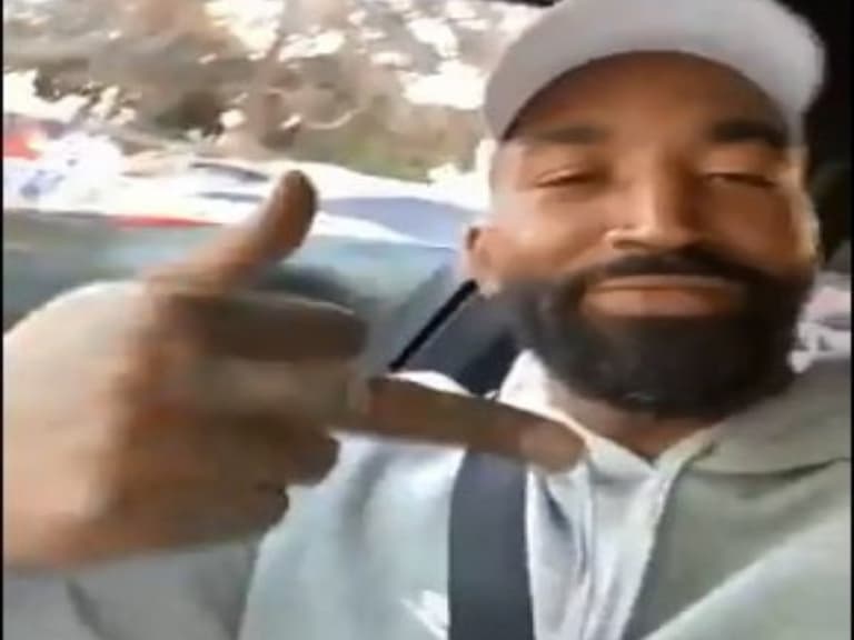 川普敗選真爽!NBA 球星 JR Smith 開 BMW 兜風,對路上的川粉狂比中指