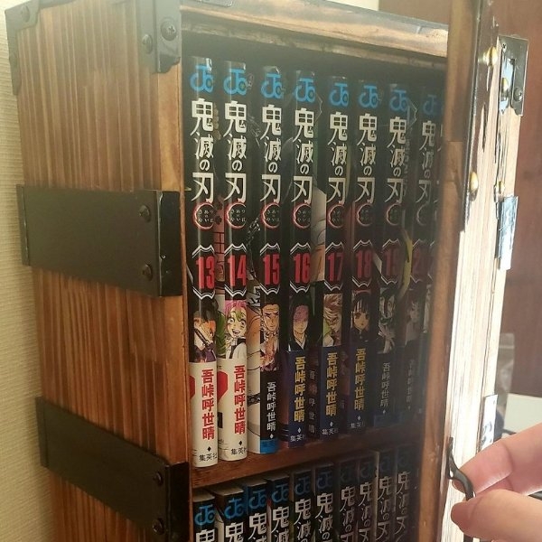 日本爸爸瘋狂沉迷《鬼滅之刃》，一週內手工打造「禰豆子箱」剛好能收藏整套漫畫！
