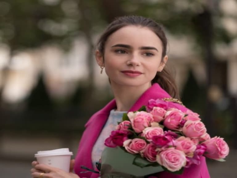 Netflix《艾蜜莉在巴黎》續訂第二季，莉莉柯林斯和閨蜜、帥哥主廚一同現身慶祝！