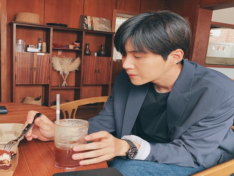 2021 《海岸村恰恰恰》金宣虎 3 款秋冬男生髮型推薦,讓你剪完一秒變歐巴!