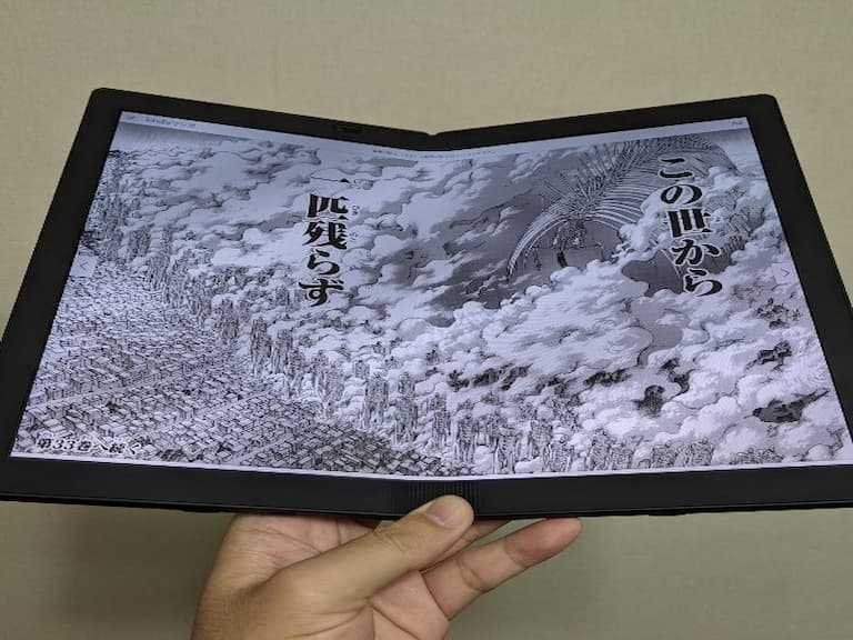 這是心動的感覺！日本可折疊式「電子閱讀器」爆紅，網友：看漫畫大跨頁超爽！