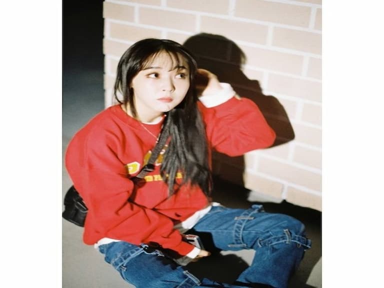 不愧是「行走 Boyish 穿搭教科書」！MAMAMOO 玟星何止是潮流帥妹，連腳上的球鞋也比男生猛！