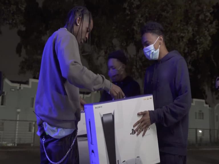 寵粉魔人無誤！Travis Scott 繼送「價值百萬」超限量公仔後，這次送全新 PS5 還親自陪玩！