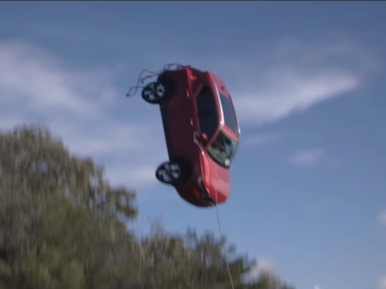 瑞典坦克不是叫假的！Volvo 進行 100 英呎高空自由落體測試，到地面車艙竟然依舊完整