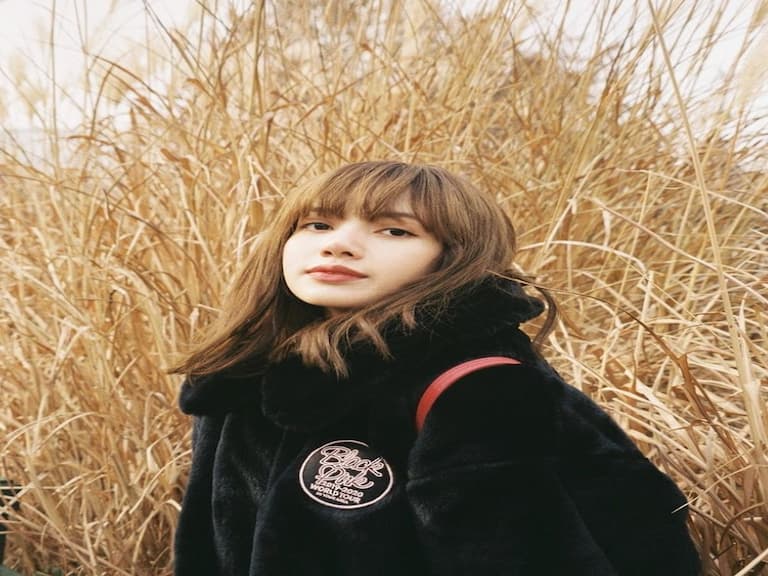比男友抱還舒服！連 Lisa 都愛的「絨毛外套」如何穿才最顯瘦？一篇穿搭攻略都給妳！