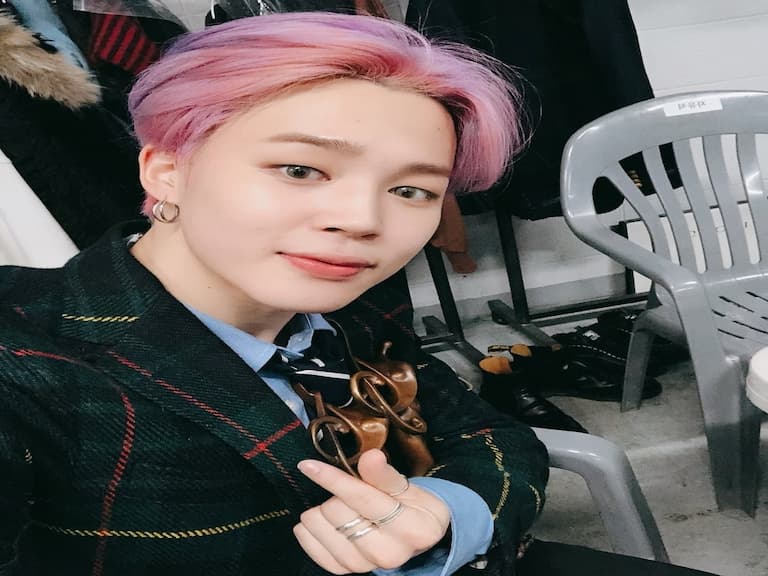 BTS Jimin 朴智旻靠 3 招男生化妝技巧，讓泡泡眼看起來超迷人！