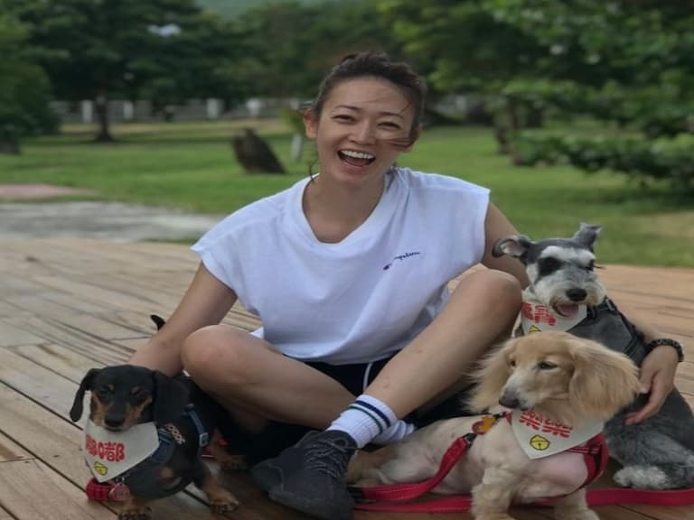 比潮流嫩妹還懂穿!氣質正妹「潘慧如」私下竟是球鞋女王,輕熟女穿起 Yeezy 才夠辣!