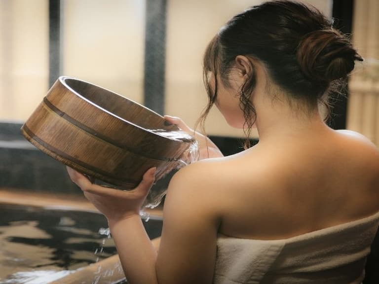 別以為只要衣服脫了就好！泡溫泉前必看的 10 大約「泡」守則，犯了「這一點」小心直接 GG