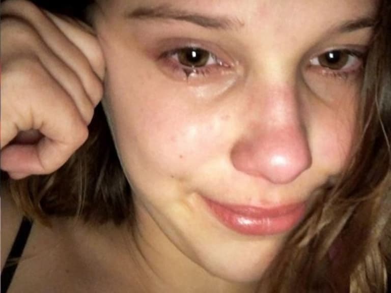 米莉芭比布朗 Millie Bobby Brown 婉拒合照仍被拍,哽咽淚訴:「我也是個人,請尊重我⋯」