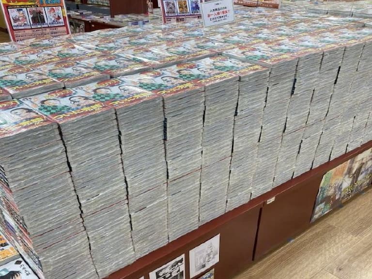 凌晨就起床排隊！《鬼滅之刃》單行本最終集鋪貨量太扯，瘋狂人群只為買一本漫畫！