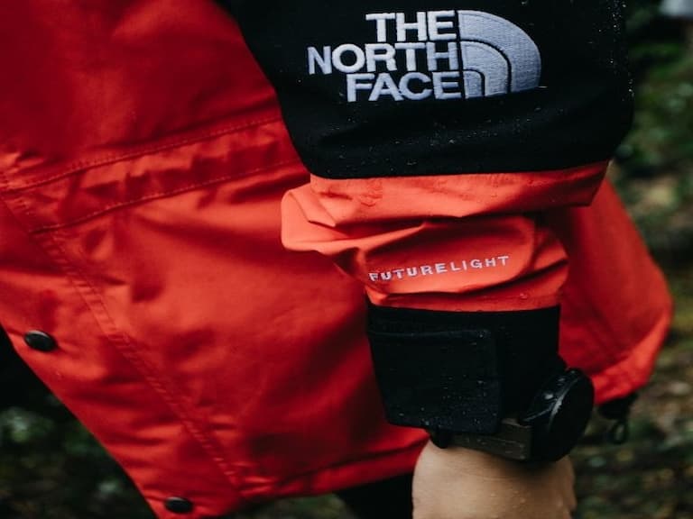 為什麼 Supreme 會如此喜歡找 THE NORTH FACE 聯名？看完 FUTURELIGHT™ 這系列或許你就會明白～