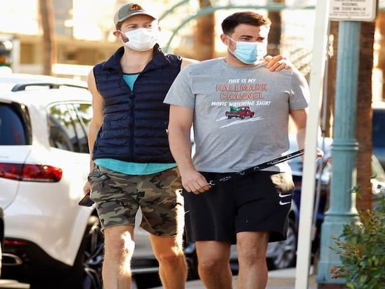 反差超大！《辣妹過招》昔日「小鮮肉帥哥」男主角，現在已與同志男友甜蜜宣告訂婚！