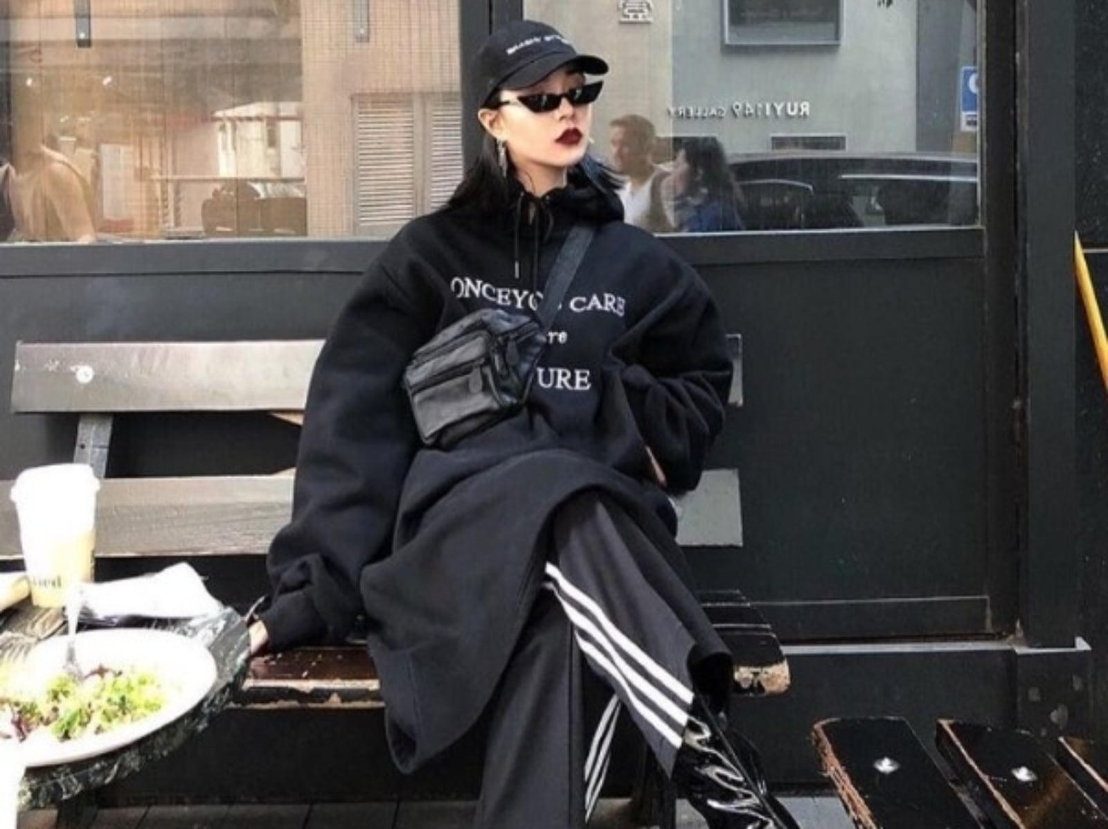 誰說全黑穿搭很無聊？教妳 4 招完勝小心機，秋冬「全黑穿搭指南」都在這！