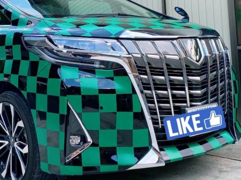日本網友只花 350 元將 TOYOTA 改成《鬼滅之刃》版本，超低成本化身潮到出水「炭治郎號」！