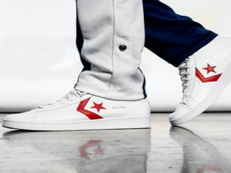 New Balance、Nike 等 5 款「經典白鞋」推薦,管你什麼穿搭通通靠這雙小白鞋就搞定!