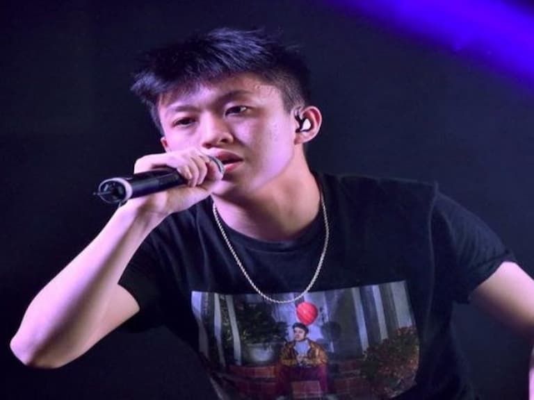 最強瑜伽體位?Rich Brian 饒舌歌詞唱「真男人就靠自己含」,網路翻紅到他尷尬吐槽自己⋯