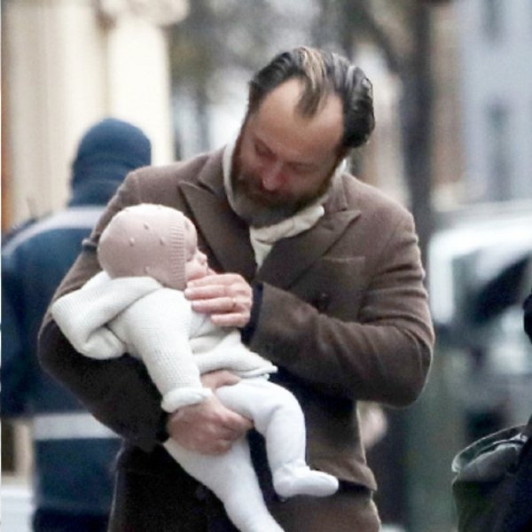 「好萊塢一代美男」裘德洛抱新生兒子上街，髮際線倒退引網友感嘆：被歲月磨損最快的帥哥...