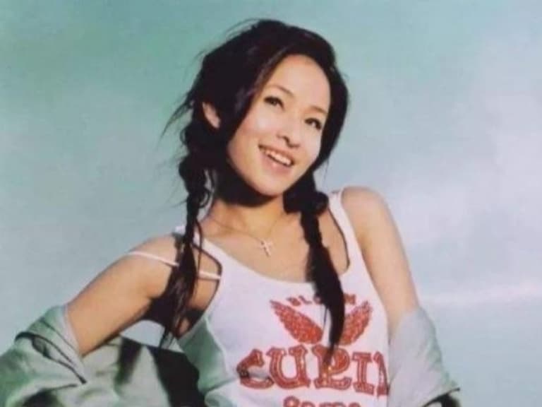嘻哈妹子都在學 20 年前的她？髒辮、垮褲⋯回顧蕭亞軒 5 個「現在看來依舊潮」的經典造型！