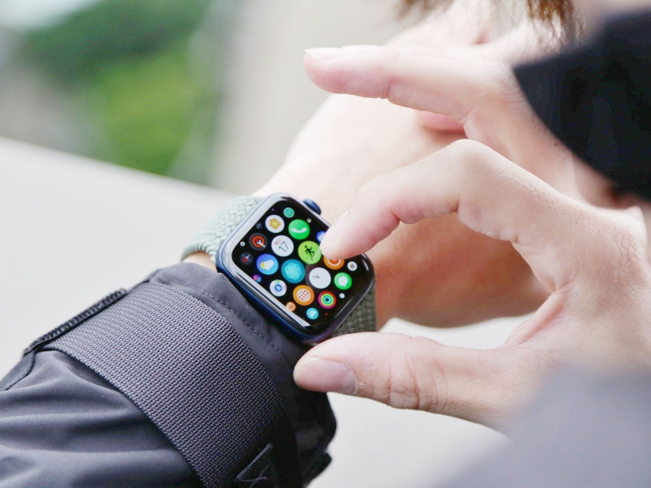Apple Watch、Garmin 三款「智慧手錶」推薦，太陽能充電、心電圖功能超實用！