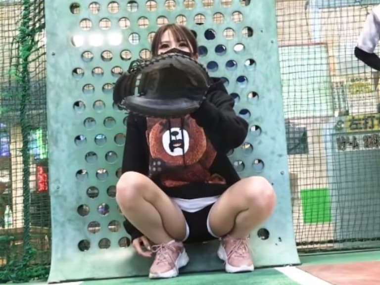 最強棒球正妹！日本妹子輕鬆接到 200 公里超變態火球，網友驚：真的太噁心