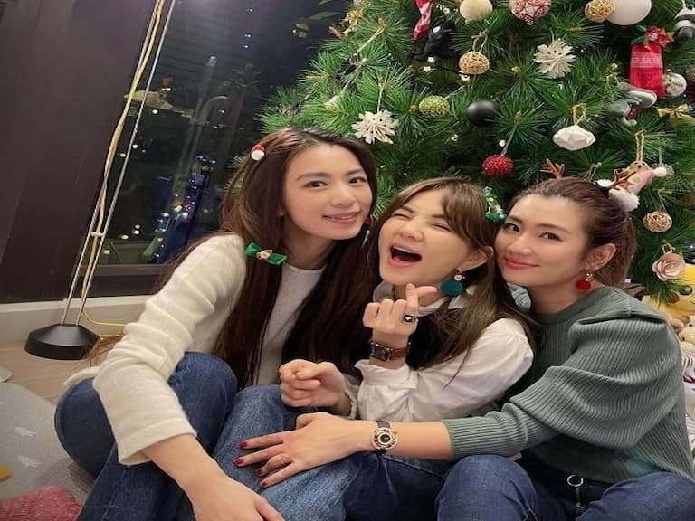 太扯了！妮琪米娜點讚 S.H.E 聖誕節大合體照片，台灣網友歡呼：麻辣雞要來合作一曲嗎？