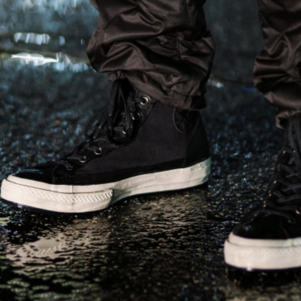 雨天只能穿藍白拖？Nike、Converse⋯激推 5 款「黑魂防水球鞋」，網友：「終於不用雨神同行！」