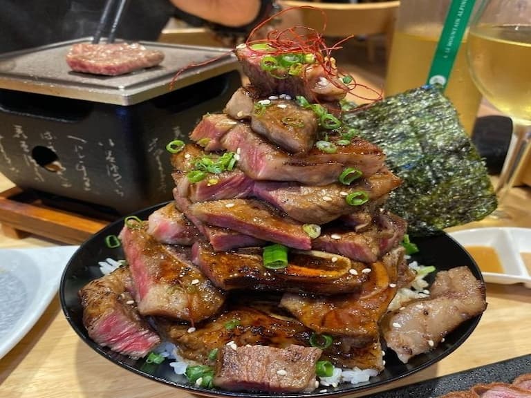 爆量肉山吃到吐！ 3 家巨浮誇美食推薦，2 KG「樹幹叉燒拉麵」讓肉食怪都會怕～