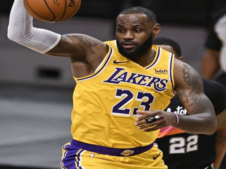 NBA／舞力全開！詹皇「地板動作」迅速倒立起身回防，球迷驚：36 歲好腰力！