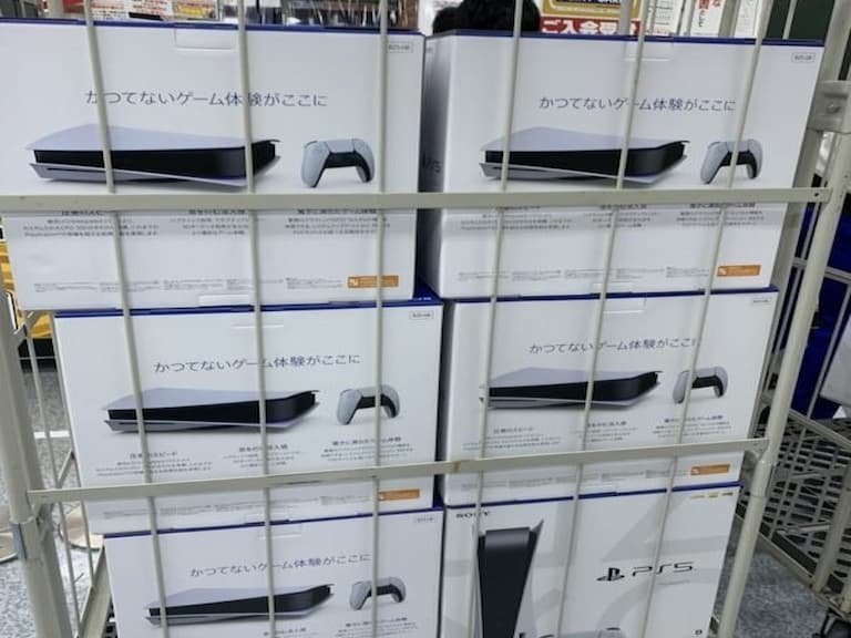 把 2021 快樂寄託在它身上！日本人新年瘋排隊買爆 PS5，購入現貨開心到走路都有風～