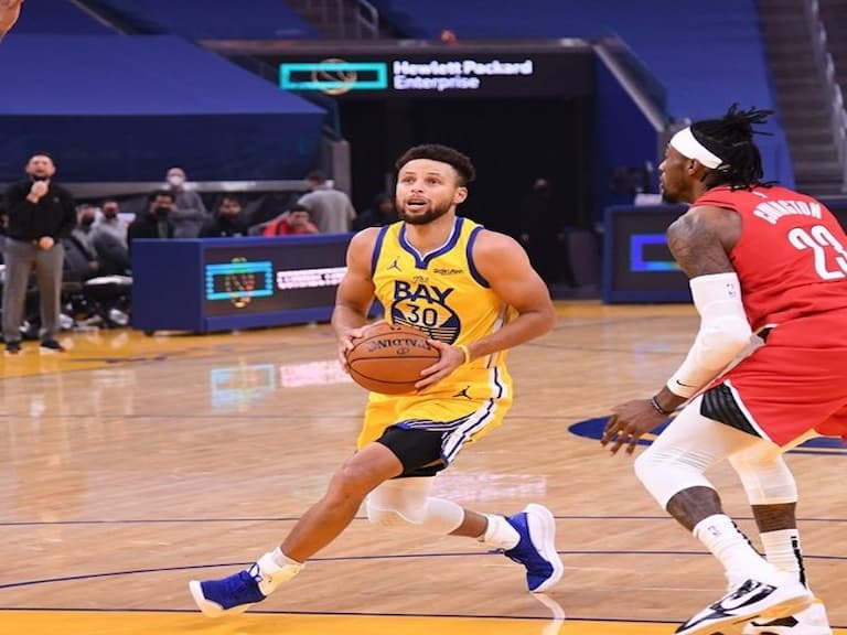 NBA/咖哩小子發威!Curry 轟 62 分創個人得分新高,狂噴不講理三分射爆拓荒者
