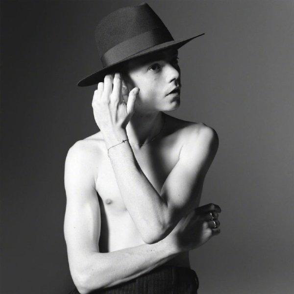 真的有身材！《后翼棄兵》Thomas Brodie-Sangster 裸身拍攝時尚寫真，體現 30 歲男人魅力！