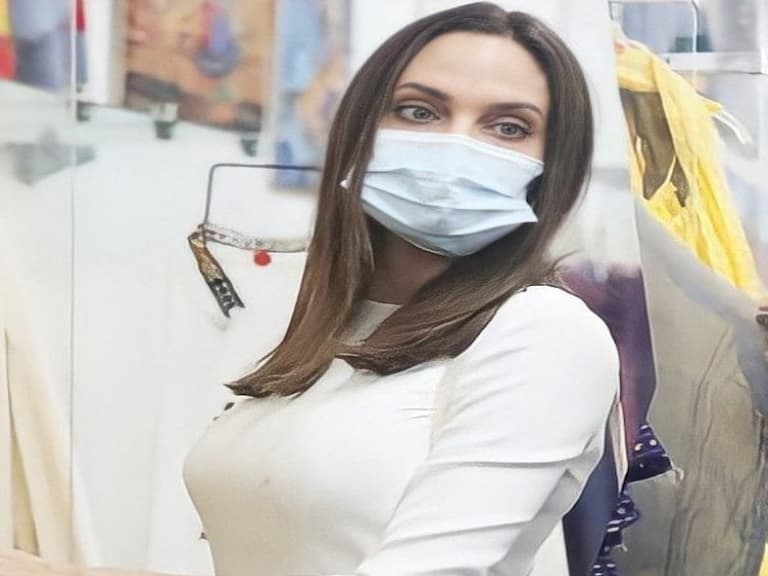 美到路人無法不側目！45 歲裘莉與女兒上街購物，好萊塢一代女神氣場太閃耀！