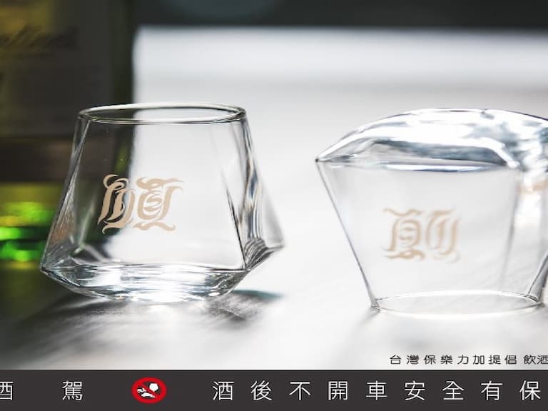 太威了吧！送百齡罈威士忌不夠看⋯2021 年新春禮盒加碼祈願天燈杯，網友：「過年超有面子！」