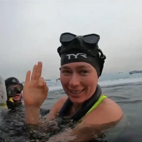 超狂戰鬥民族！俄羅斯女子「零下 22 度」游泳 85 公尺，全程閉氣 90 秒改寫金氏紀錄