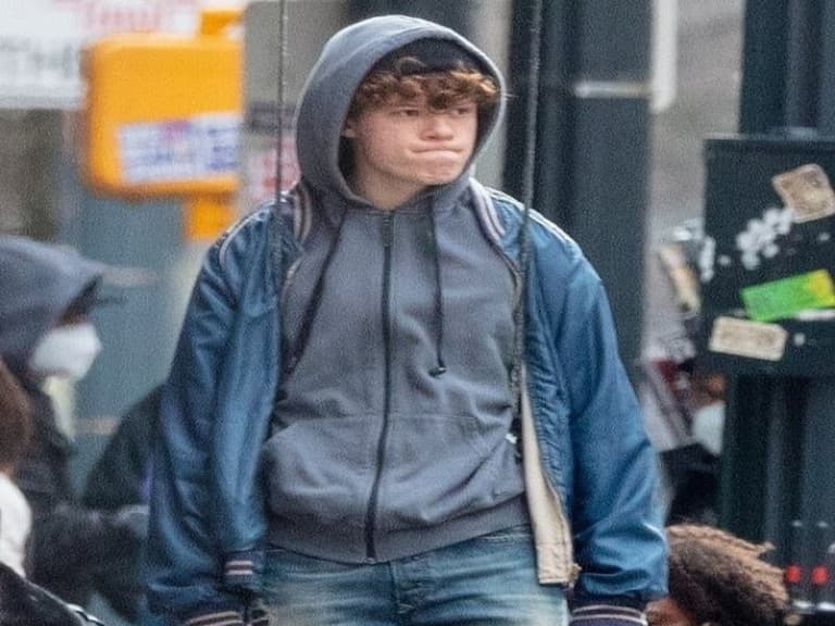 這一次真的是「荷蘭弟」！Tom Holland 親弟弟吊鋼絲驚喜現身《蜘蛛人 3》片場！