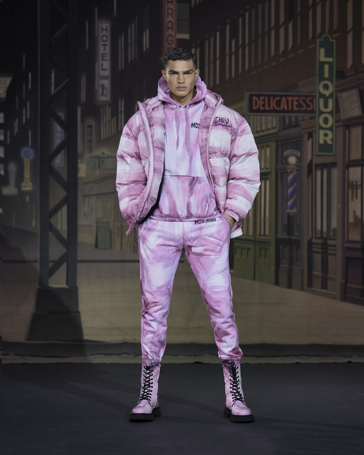 城市裡的羅賓漢！MOSCHINO 2021秋冬男装系列，勾勒中世紀的視覺饗宴！