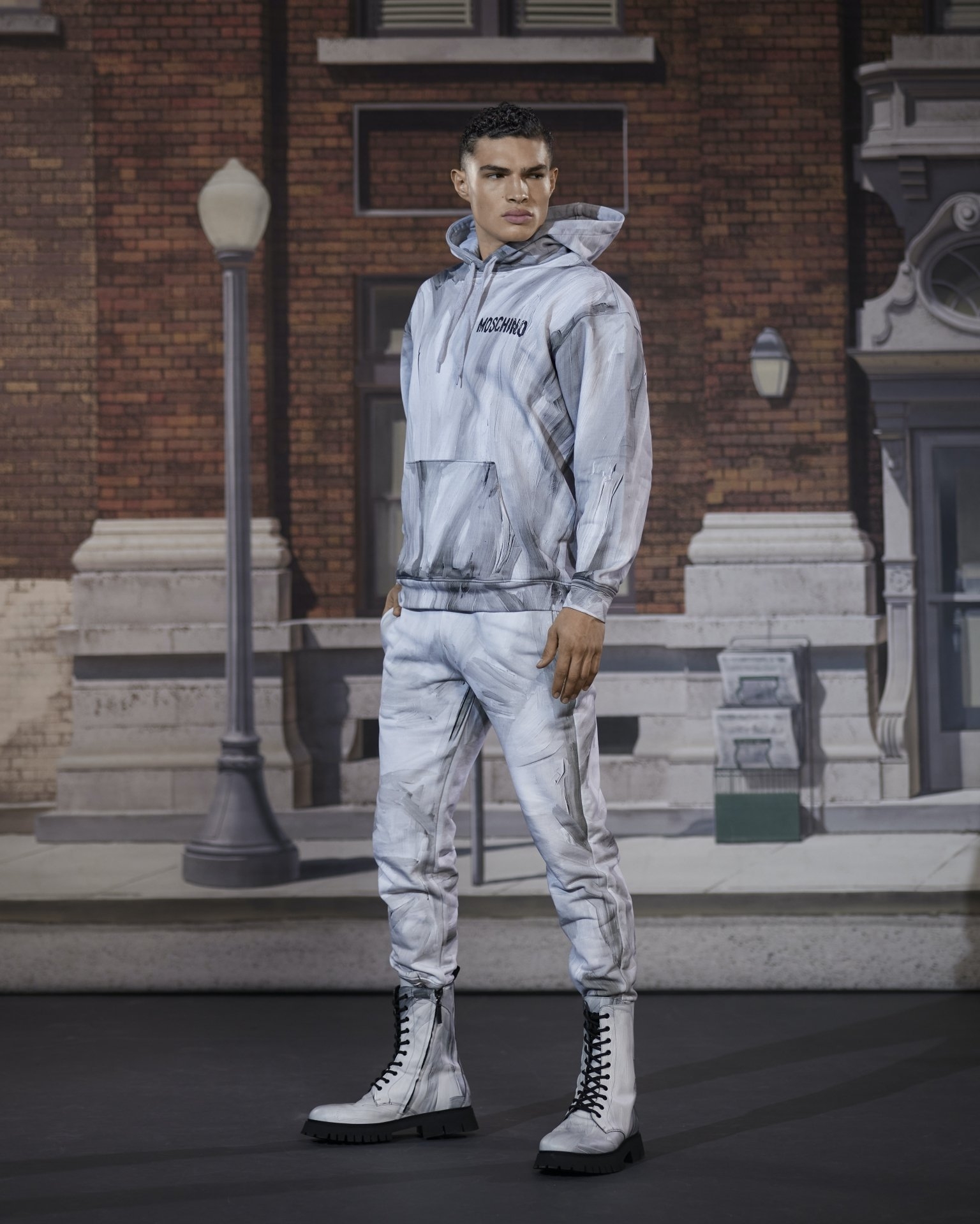 城市裡的羅賓漢！MOSCHINO 2021秋冬男装系列，勾勒中世紀的視覺饗宴！