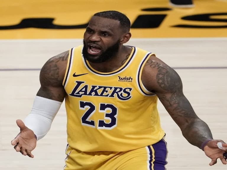 NBA/詹皇不到 3 分鐘被抓兩次走步違例,賽後怒噴裁判:那是我整個生涯都在做的動作欸
