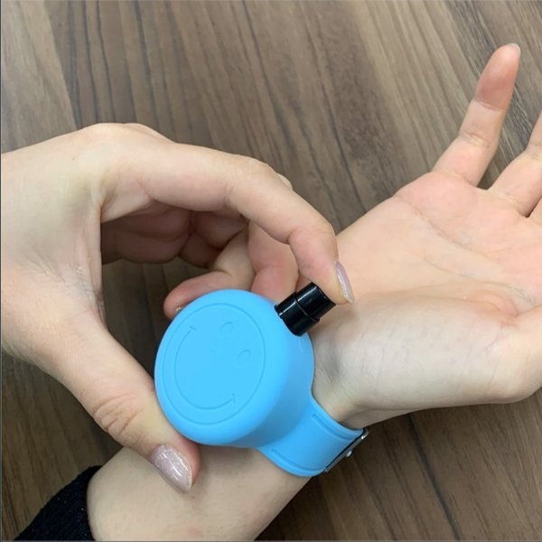 根本神發明！日本推出超實用「酒精防疫手環」，網友：還以為是柯南的麻醉手錶