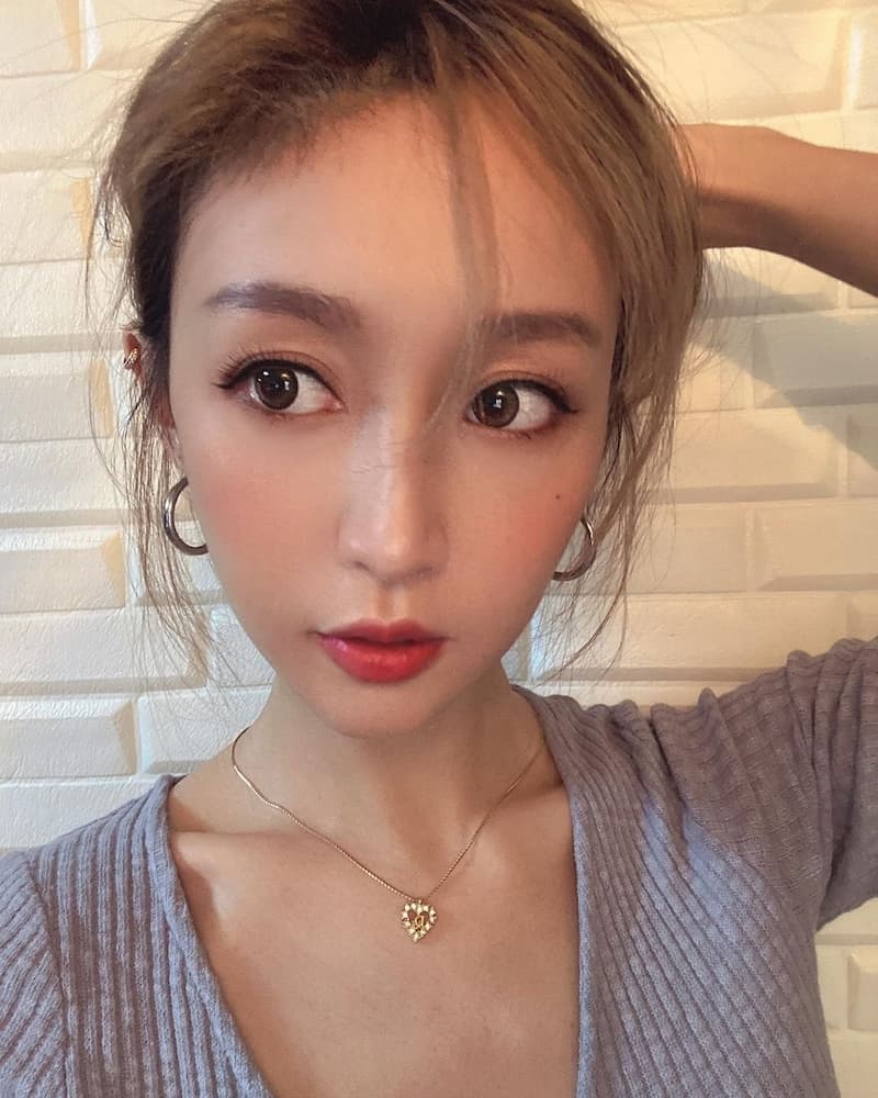 現在最火 C 女郎是她!DJ 樂宜的勾人魅力全靠這 3 招電眼妝容小心機? JUKSY 街星