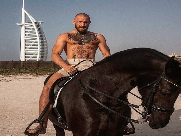 生涯首被 KO 遭網友瘋狂嘲諷!嘴砲 Conor McGregor 毫不在乎秀出杜拜奢華渡假帥照!