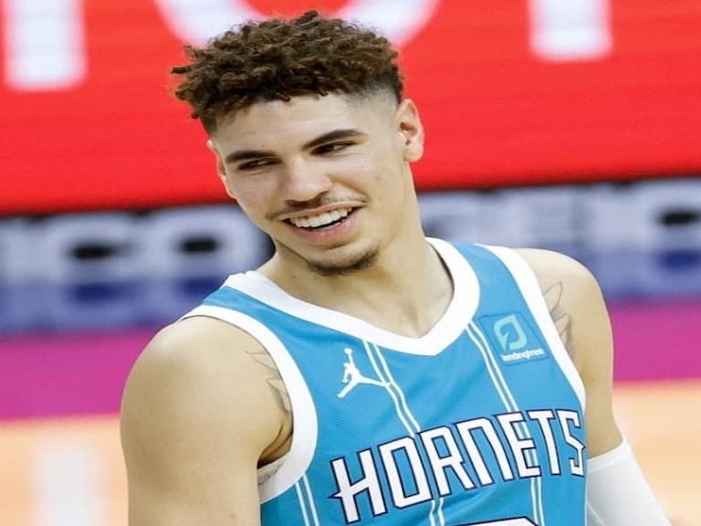 NBA／這操作太 6！球三弟 LaMelo Ball 關鍵時刻球商壓制，邊線發球故意砸對手直接讓比賽結束