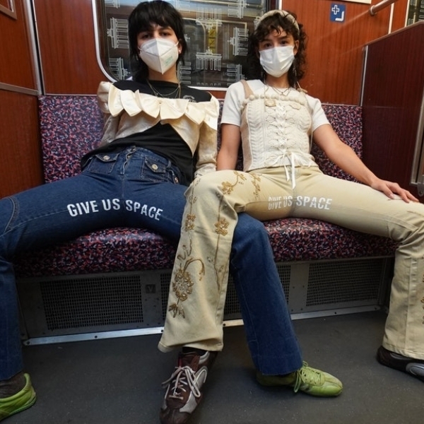 德國女孩受夠了地鐵「男人雙腳打超開」霸佔座位，設計「女性造反褲」瞬間售光！