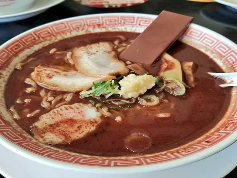 根本就是暗黑料理！日本推出情人節限定「巧克力拉麵」，超濃郁滋味你敢挑戰嗎？