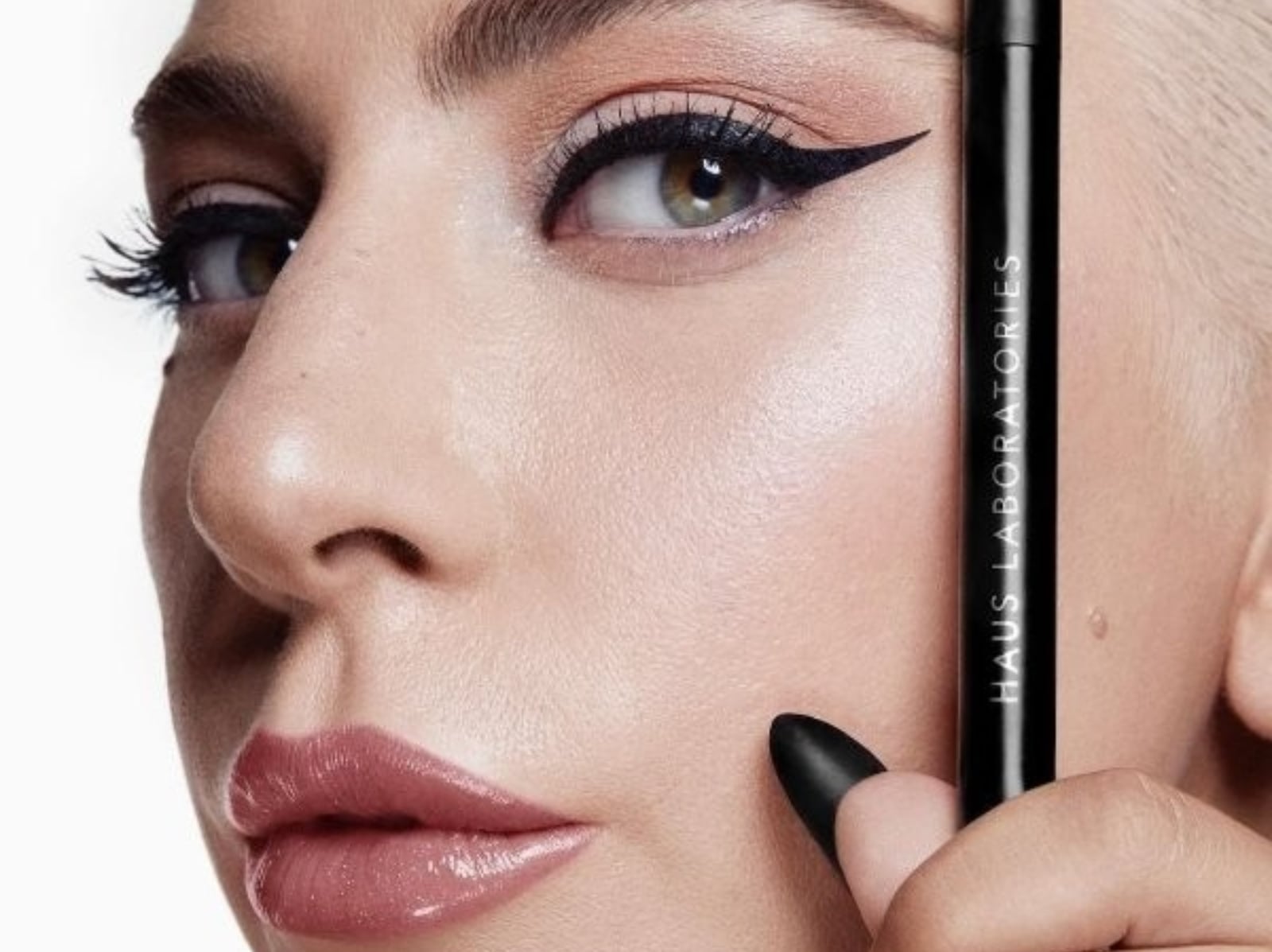 蕾哈娜 Rihanna、女神卡卡 Lady Gaga  等女星美妝副業大 PK，誰的產品最欠買？