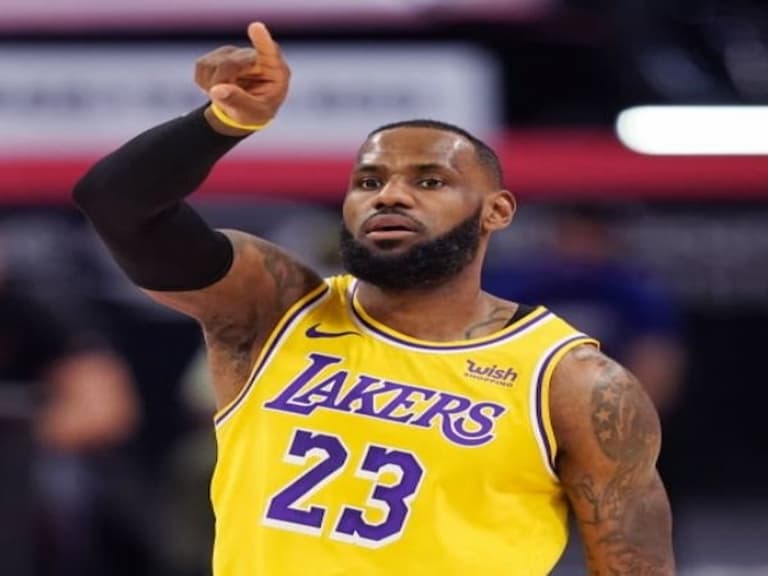 NBA／場面火爆！女球迷與詹皇發生口角衝突遭驅逐，賽後憤怒指控：是他先罵我閉嘴臭 X 子